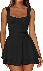 Détail du décolleté en cœur sans manches et de la taille froncée de cette mini robe noire