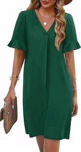 Dettaglio dello scollo a V e maniche a balze su un abito midi verde scuro da donna