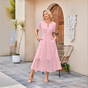 Abito midi rosa con scollo a V in pizzo sangallo, maniche corte e gonna svasata a balze