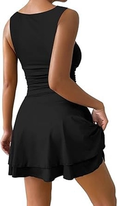 Détail d'une robe noire sans manches à col carré avec ourlet à volants superposés et coupe ajustée