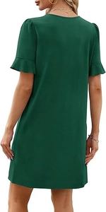 Vista posteriore di un abito corto verde scuro con eleganti maniche a campana a balze