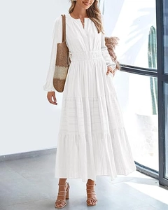 Détail de robe longue blanche à manches longues avec col en V et taille froncée