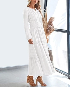 Détail de robe longue blanche à volants avec col en V et taille plissée de style bohème