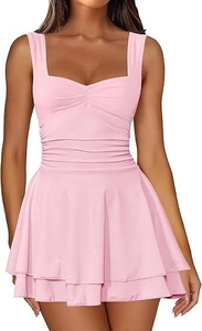 Détail de robe rose sans manches avec col carré et taille froncée à ourlet étagé