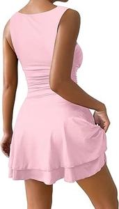Détail d'une robe rose sans manches avec taille froncée et ourlet à volants étagés