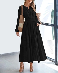 Détails de la robe longue noire à col en V avec manches longues et taille élastique
