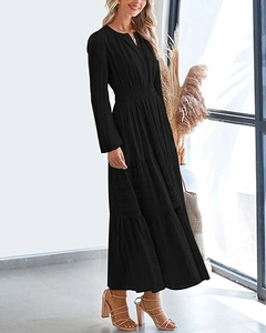 Détails d'une robe maxi noire à col en V avec taille cintrée et jupe à volants élégante