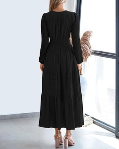 Détail d'une robe longue noire à volants avec taille haute élastique et jupe à plusieurs niveaux