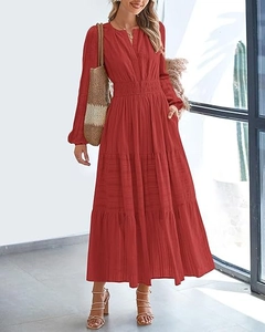 Vue détaillée du col en V et de la taille haute plissée sur la robe rouge à volants