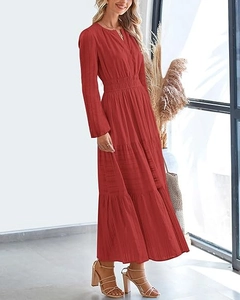 Détail d'une robe longue rouge rouille à manches longues, col en V et taille froncée