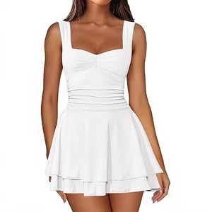 Robe courte blanche sans manches à col carré avec taille froncée et ourlet à volants