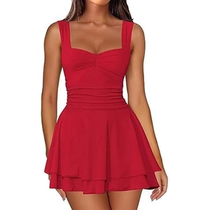 Robe rouge sans manches à col carré avec taille à volants et jupe courte trapèze à volants