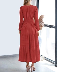 Vue détaillée du dos d'une robe longue à volants avec taille élastique et tissu texturé
