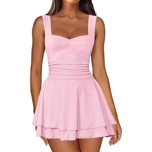 Robe rose sans manches avec col carré et ourlet à volants superposés pour l'été