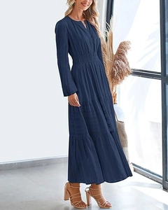 Détail d'une robe marine à volants avec taille élastique et texture jacquard rayée