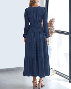 Détail d'une robe maxi bleu marine élégante avec col en V et jupe plissée à plusieurs niveaux