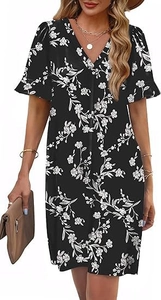 Dettaglio dell'abito floreale nero con scollo a V e maniche a campana dal design chic