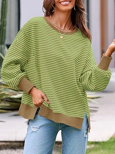 Détail du tissu en maille gaufrée et fente latérale sur un sweat rayé à manches longues
