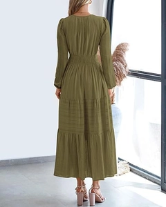 Vue arrière d'une robe longue à plusieurs niveaux verte avec des manches longues
