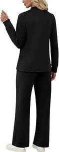 Vue arrière d'un ensemble décontracté noir avec haut fendu et pantalon large fluide