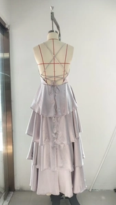 Dettaglio dell'abito in raso lavanda con design schiena scoperta e spalline incrociate
