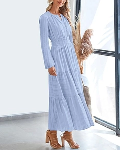 Détail d'une robe longue à volants bleu clair avec décolleté en V et taille élastique ajustée