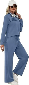 Détail de l'ensemble de détente bleu avec haut fendu et pantalon large à cordon de serrage