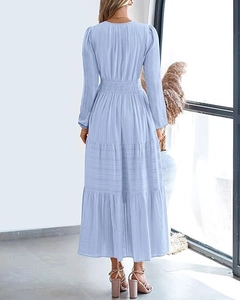 Vue arrière d'une robe maxi à volants bleu clair à manches longues et taille haute