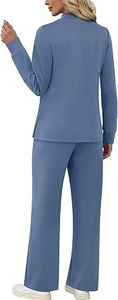 Vue arrière d'un ensemble détente bleu clair avec haut fendu et pantalon large