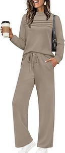 Détail d'un ensemble décontracté kaki avec haut rayé à manches longues et pantalon à cordon