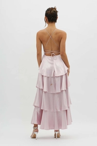 Elegante dettaglio della schiena nuda dell'abito in raso rosa con spalline incrociate