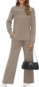 Détail de l'ensemble deux pièces en maille avec haut à col rond, poche et pantalon large