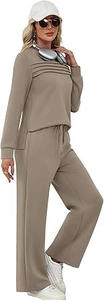 Détail du sweat-shirt plissé à col rond et de l'ensemble pantalon large assorti