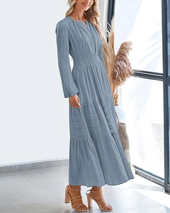 Détail d'une robe longue à plusieurs niveaux, col en V bleu brume et manches longues