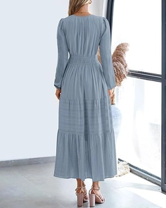 Détail du dos d'une robe longue bleu gris à volants, texture plissée et taille élastiquée