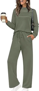 Détail de l'ensemble loungewear en tricot vert olive avec rayures noires et fente latérale