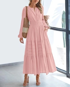 Détail d'une robe maxi rose clair à étages avec col en V, taille plissée et manches