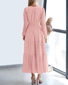 Détail de la robe longue en mousseline rose à volants avec taille élastique vue de dos
