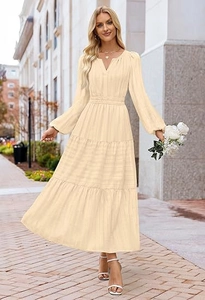 Détails de l'encolure en V et de la jupe à volants de la robe beige à manches longues