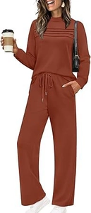 Détail du haut à manches longues avec plis horizontaux et pantalon large à cordon de serrage