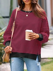 Détail du sweat-shirt en maille gaufrée à rayures rouges et noires avec fente latérale