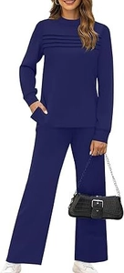 Détail d'un ensemble en maille bleu marine avec texture plissée et ourlet fendu sur le côté