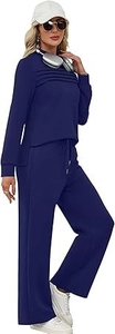 Détail d'un ensemble en maille bleu marine avec haut plissé et pantalon large à cordon