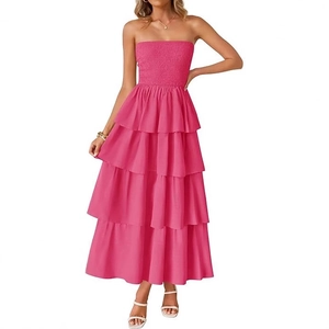 Elegantes fuchsiafarbenes trägerloses Maxikleid mit Stufendesign für Damen im Sommer