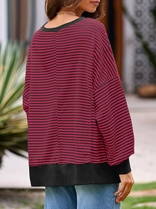 Détail d'un sweat-shirt en maille gaufrée à rayures horizontales rouges et noires