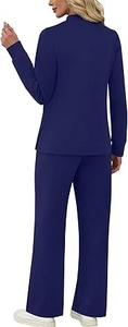 Vue arrière d'un ensemble de détente bleu marine à manches longues et pantalon