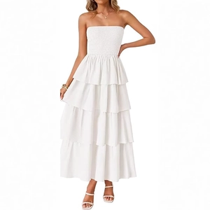 Weißes schulterfreies Stufen-Maxikleid mit gerafftem Oberteil und Volant-Lagen