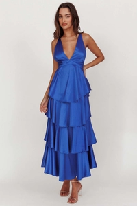 Dettaglio dell'abito a balze in raso blu brillante con profondo scollo a V e vita alta