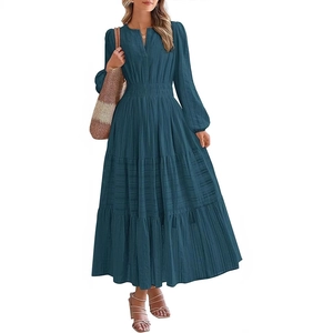 Robe longue bleu paon à volants avec taille smockée et manches longues à col en V
