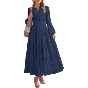 Robe maxi à volants bleu foncé avec col en V, manches longues et taille élastique